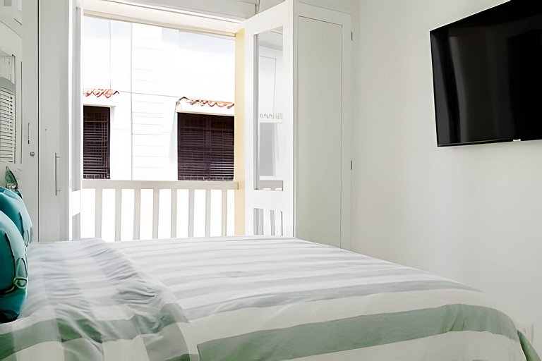 Old Town's Huge 4 Bedroom Deluxe Apt