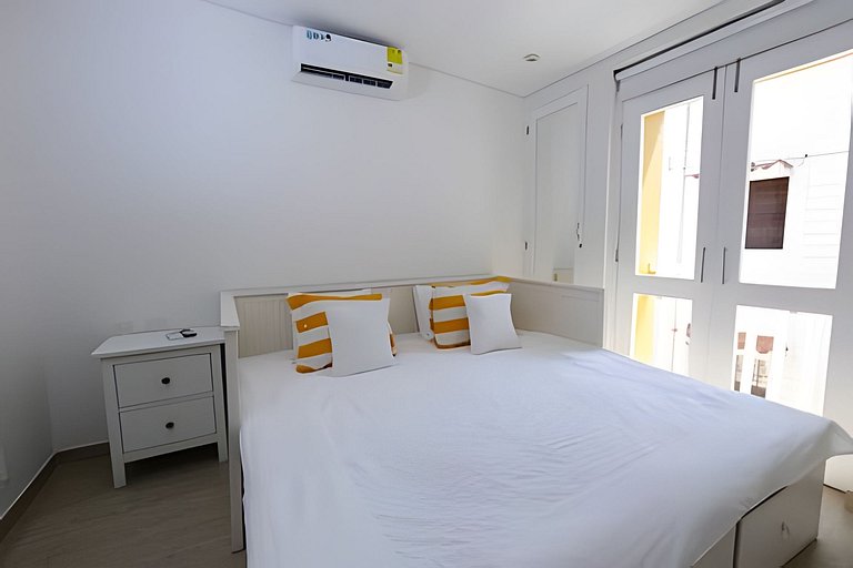 Old Town's Huge 4 Bedroom Deluxe Apt