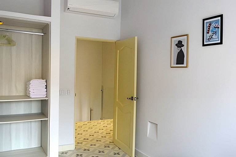Stylish Old-Town Duplex 2BR, AC, Netflix, Hot Wa