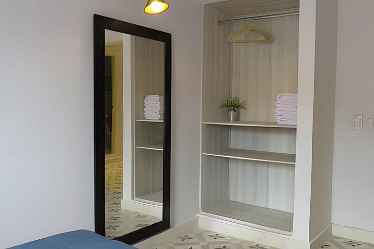 Stylish Old-Town Duplex 2BR, AC, Netflix, Hot Wa