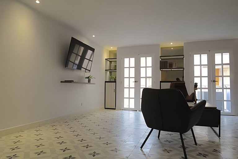 Stylish Old-Town Duplex 2BR, AC, Netflix, Hot Wa