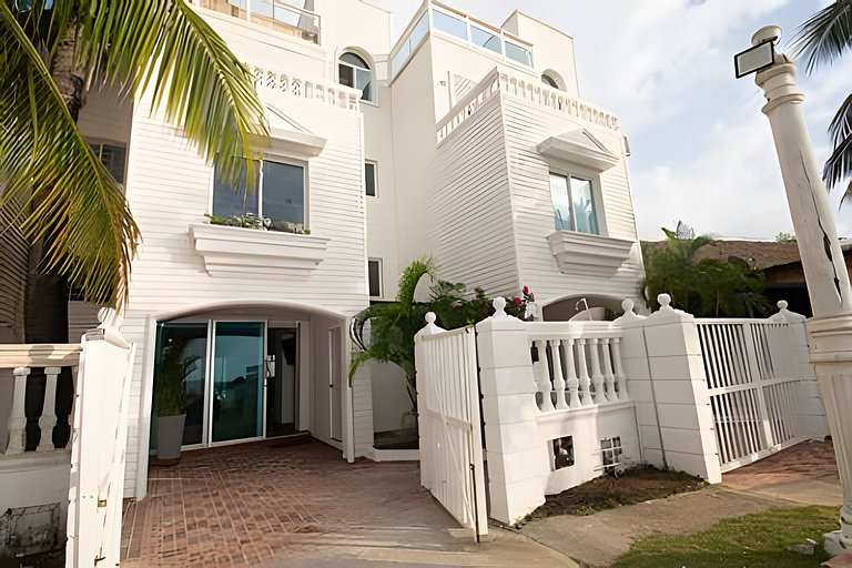 Lux Beach House w/ Rooftop Pool