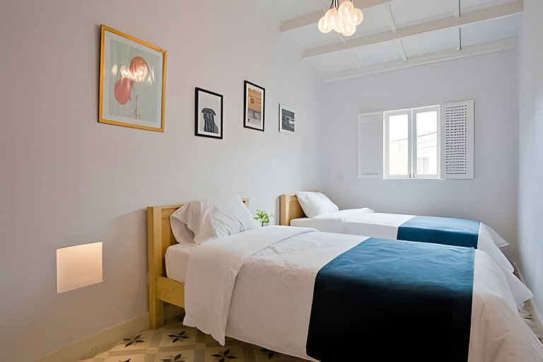 Stylish Old-Town Duplex 2BR, AC, Netflix, Hot Wa