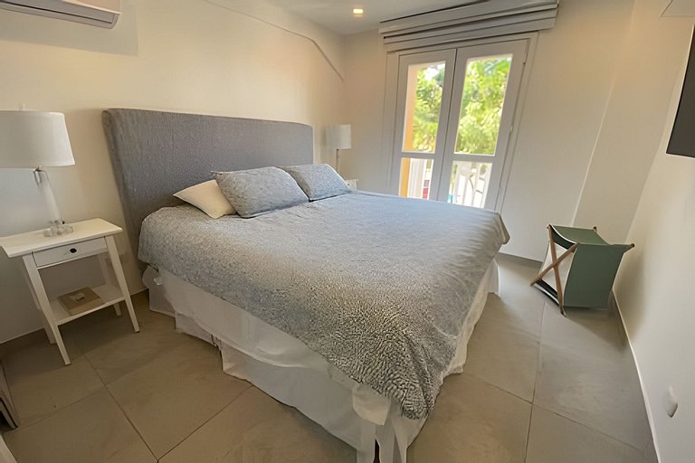 DEAL! Hip & Lovely Apt in Old Town, Hot Water