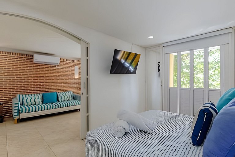 Quiet & Bright 2BR Old Town