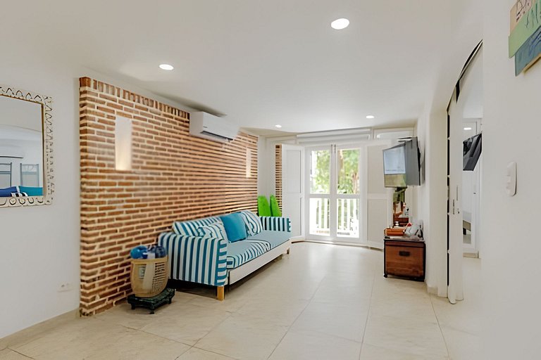 Quiet & Bright 2BR Old Town