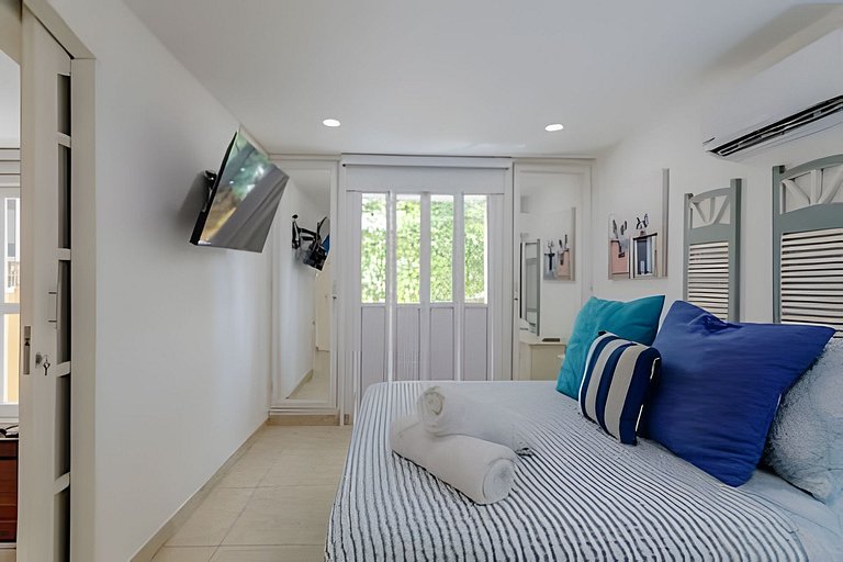 Quiet & Bright 2BR Old Town