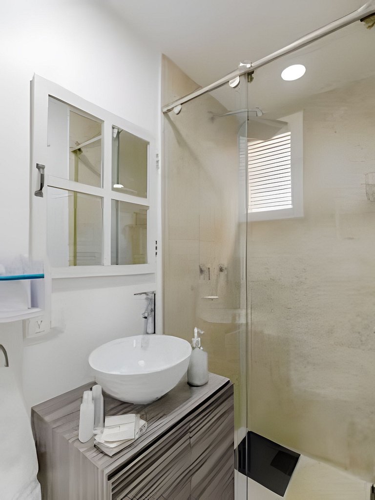 Quiet & Bright 2BR Old Town